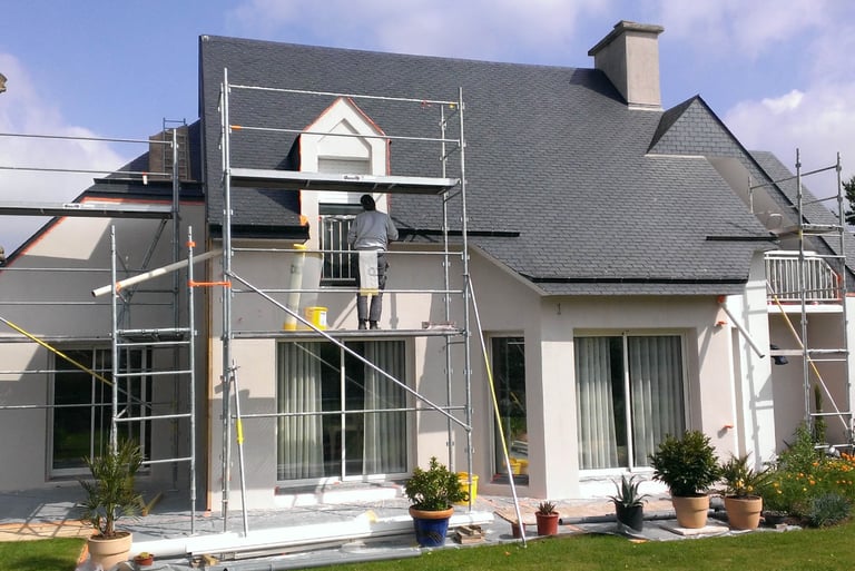 Ravalement de façade de maison à Lorient pour rénovation esthétique