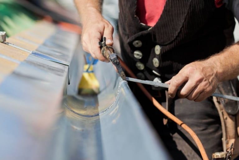 Installation de gouttières en zinc par zingueur professionnel à Lorient