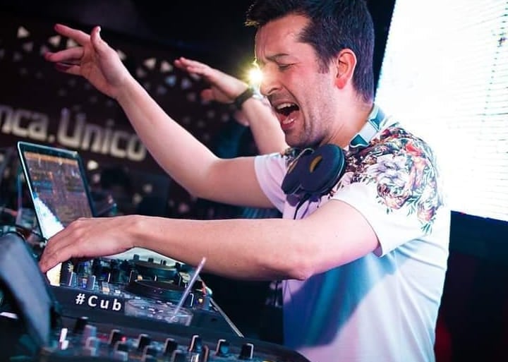 DJ profesional animando una fiesta de 15 años en Argentina con luces de colores y pista de baile