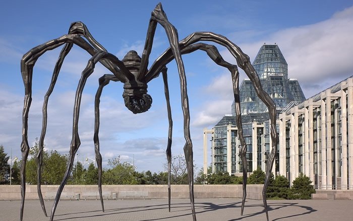 Detalhe da imponente escultura de aranha "Maman" de Louise Bourgeois, que evoca temas de maternidade