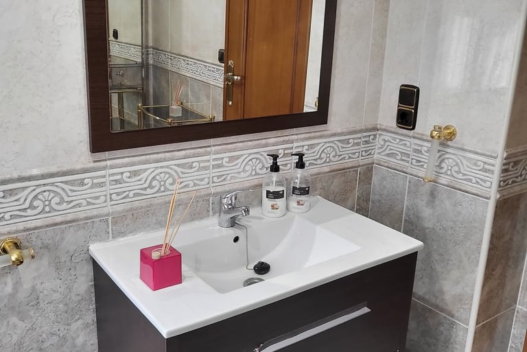 Baño compartido con lavabo y espejo