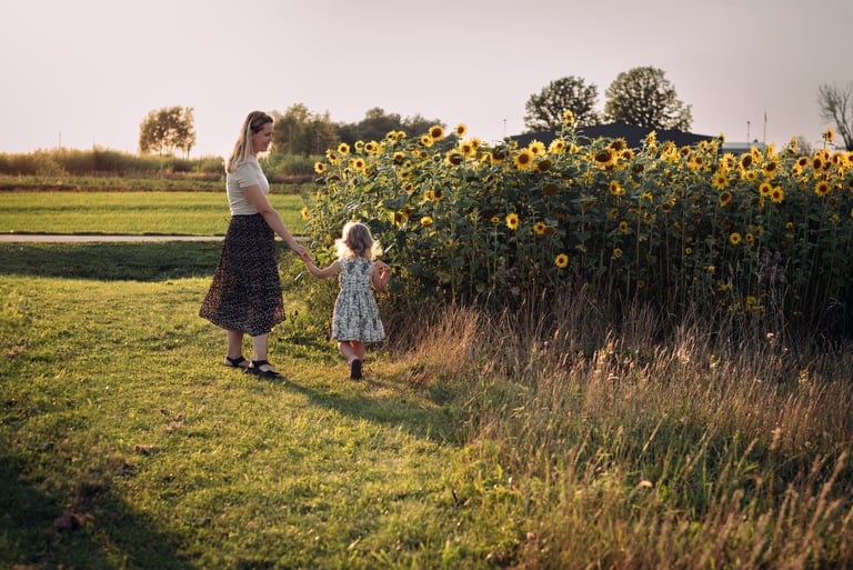 fotosesija saulėgrąžų lauke