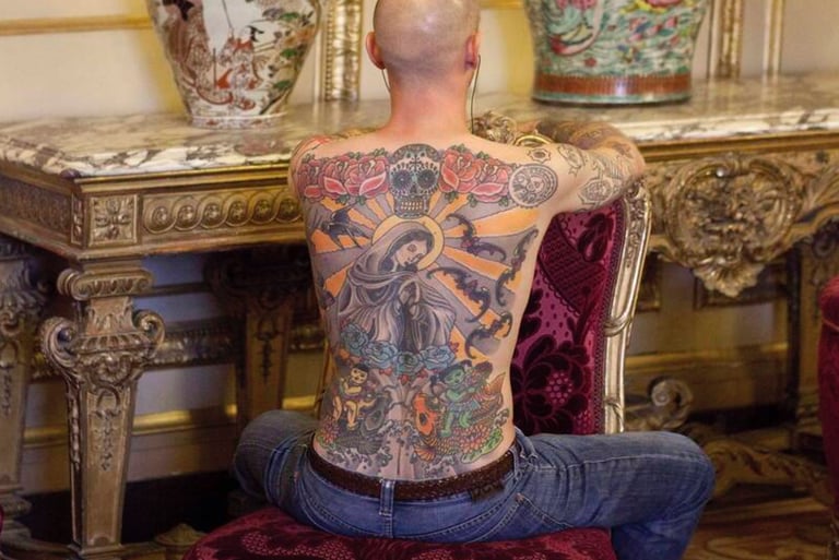 Exposition Wim Delvoye au Louvre, 2012. Photo Studio W. Delvoye © W. Delvoye/ADAGP