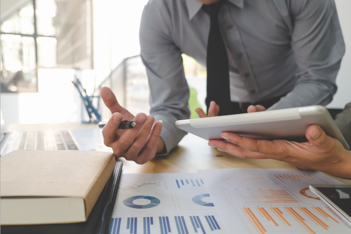 projektmanager-ueber-einer-analyse