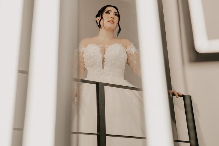 Novia mirando lamparas de su casa, posando - Mejor fotógrafo de bodas en Guadalajara, México