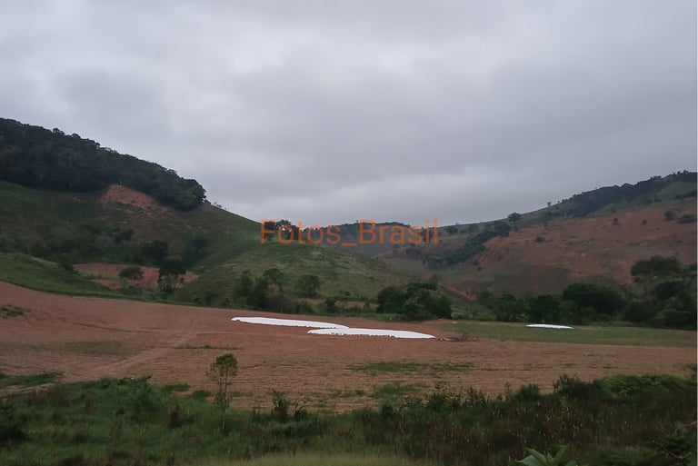 [Download] Campo de trabalho rural em meios à áreas montanhosas.