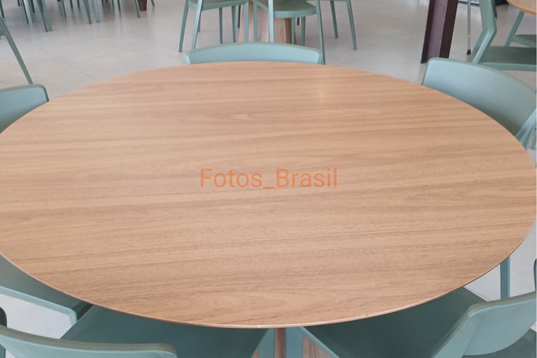 Uma mesa redonda com seis cadeiras