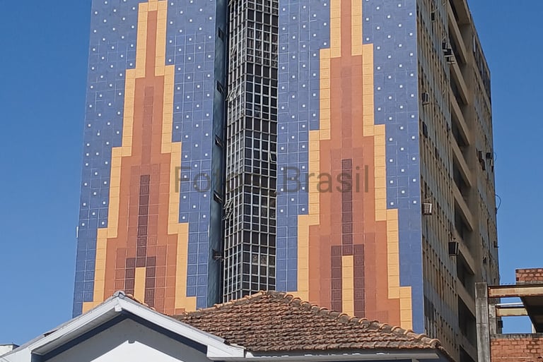 A fachada de uma casa antiga entre prédios no centro de uma cidade moderna