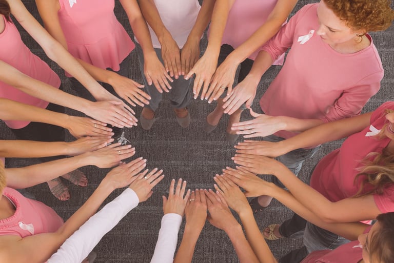 Des femmes en cercles qui joignent leurs mains. Dans des tons rose clair