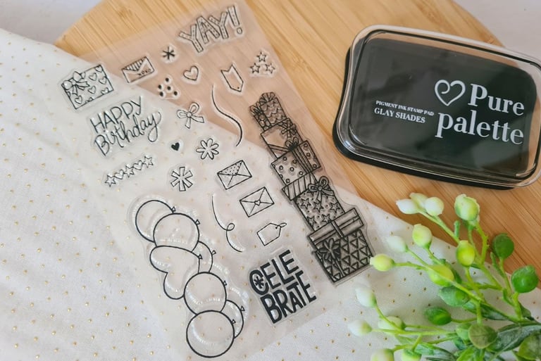 Beginner's guide for stamping - Different types of craft stamps: Rubber stamps vs. Clear stamps