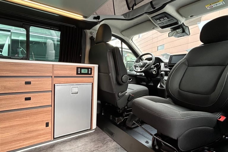 Intérieur modulable du van Txiki en location à Biarritz, avec lit double et cuisine équipée