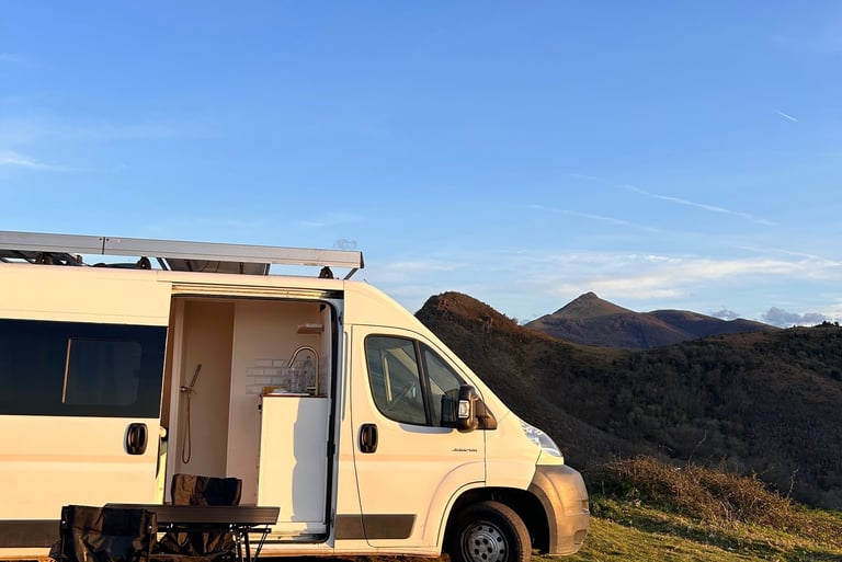 Van aménagé Élurra à louer à Biarritz, parfait pour les amoureux de la nature.