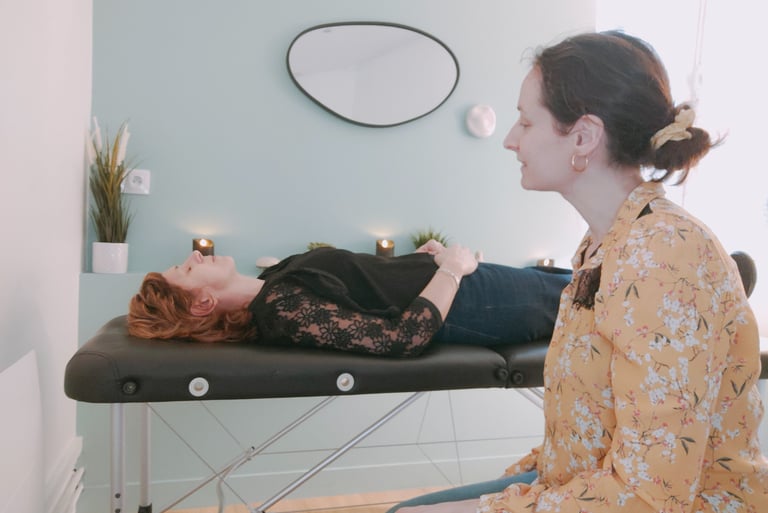 une hypnothérapeute pratique une préparation TCH à une femme, à Paris 15