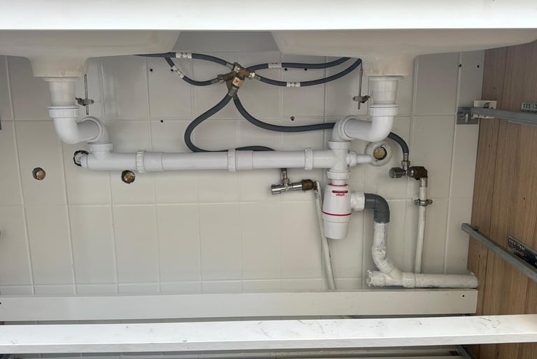 Installation de plomberie sous-vasque pour une double vasque, à Strasbourg