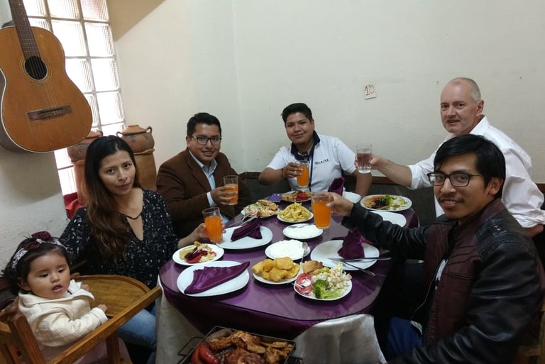 Jörg Grube beim Abendessen im Hause der Familie