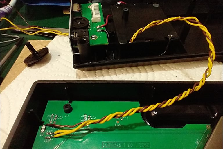 Stylophone Beat sync mod cable routing 1
