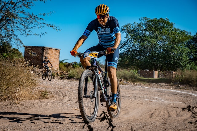 homme faisant du vtt en étant protégé du soleil