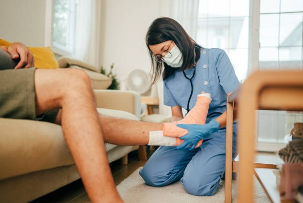 infirmière à domicile à soustons entrain de faire un pansement