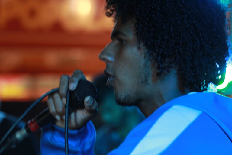 Mc itapirense se apresentando no Sarau em praça pública, se tiver mais informações entre em contato