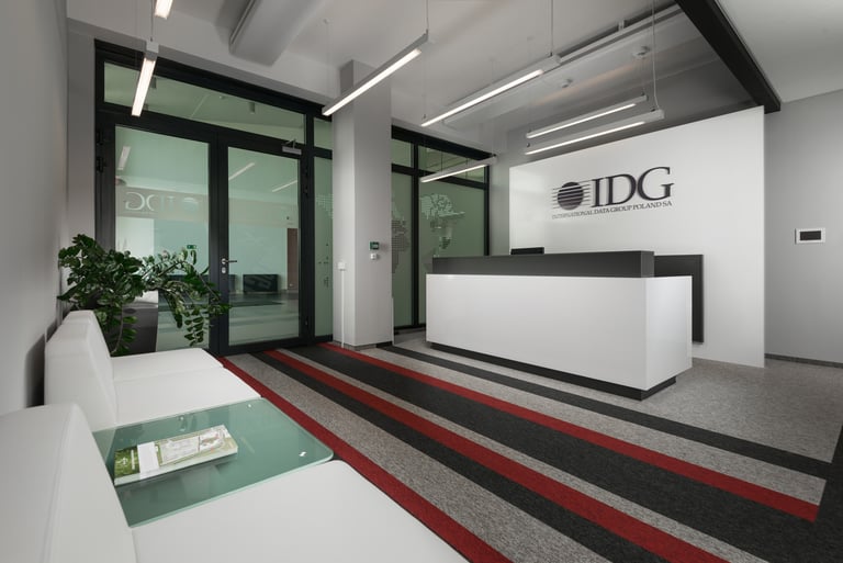 Recepción de oficina con diseño minimalista, muebles modernos y una iluminación sofisticada