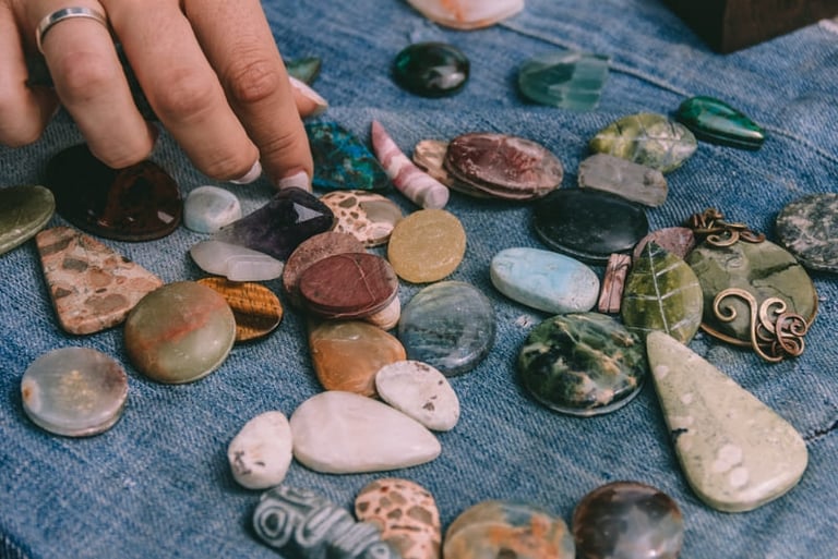 Piedras elegidas para joyería artesanal.