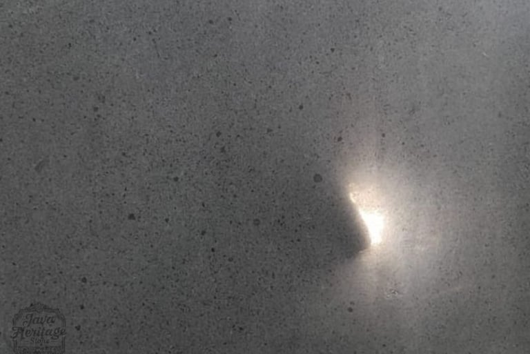 Detail permukaan batu andesit polished (mengkilap) untuk interior mewah