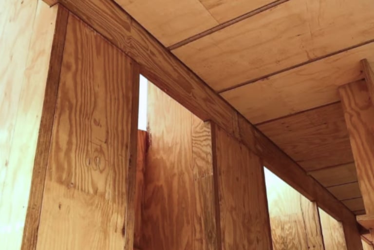 Processo de montagem da estrutura em CLT no canteiro de obras na Holanda