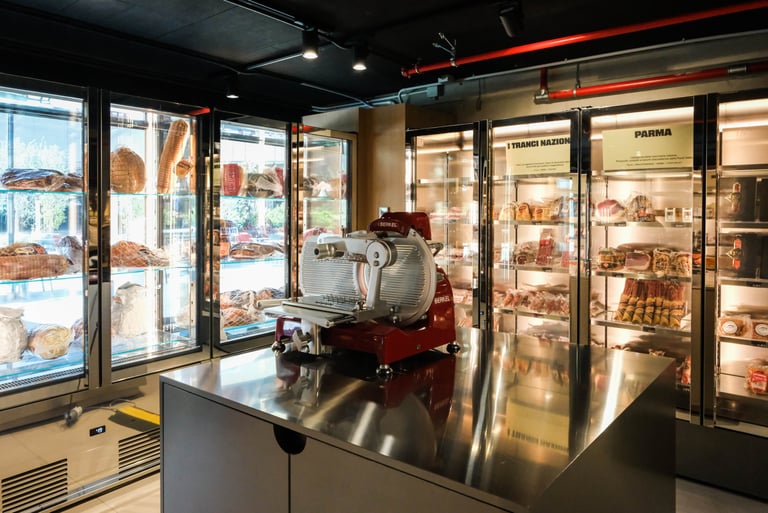 La salumeria di GNAM con affettatrice Berkel e selezione di salumi italiani