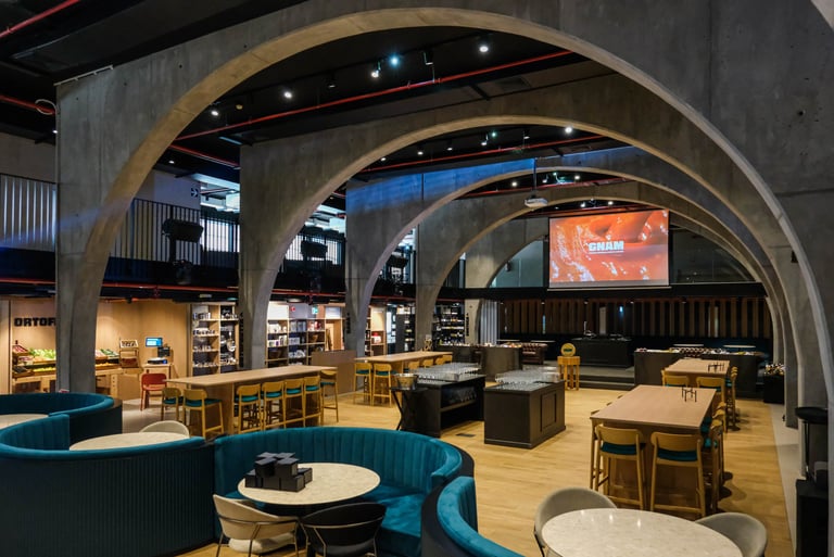 Il salone principale di GNAM con tavoli, aree degustazione e architettura interna