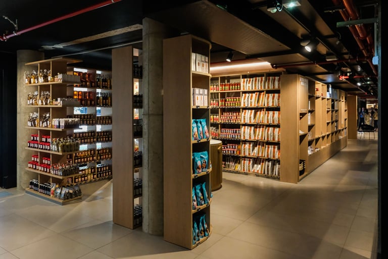 Gli scaffali della dispensa di GNAM con prodotti gastronomici italiani selezionati.