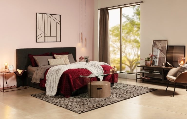 um quarto com uma cama e uma cadeira