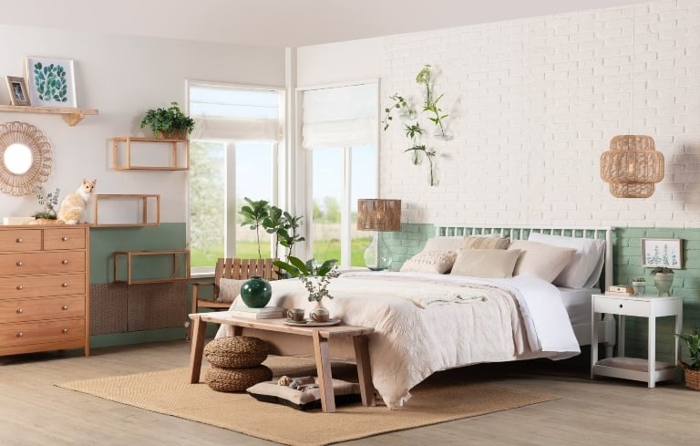 um quarto com uma cama e uma mesa com um vaso