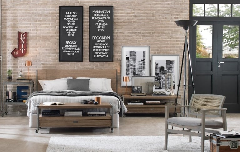 um quarto com uma cama e uma cadeira
