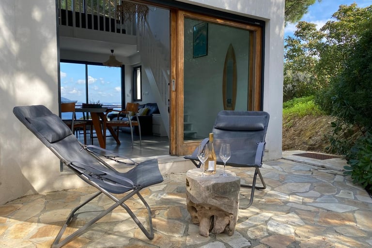 Terrasse équipée coté jardin