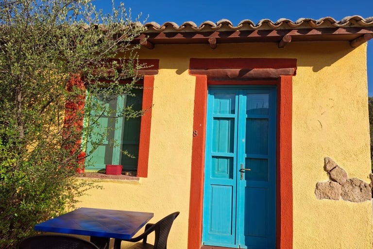 Exteriorul Camerei 8 Roșu