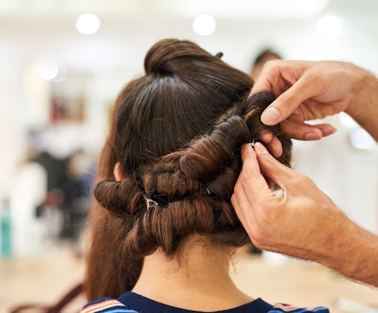 uma mulher é mostrada em um salão de beleza