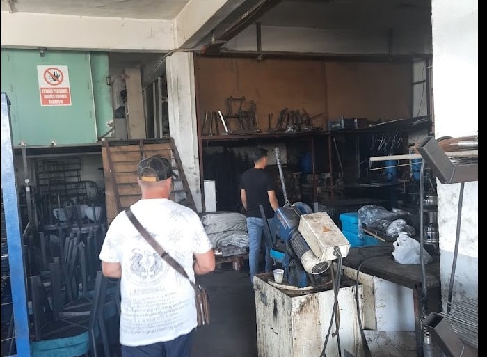 Petit atelier de fabrication de tables et chaises en acier en Turquie