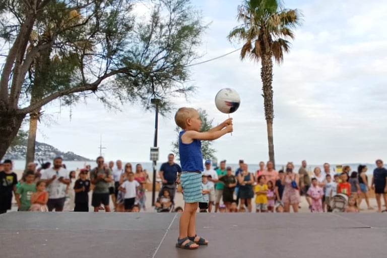 Niño participando en un espectáculo de fútbol en evento infantil en España