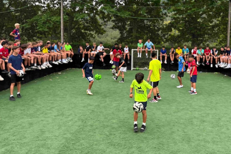 Niños haciendo un reto de freestyle fútbol en un cumpleaños