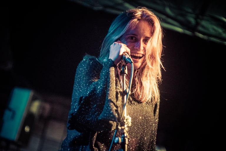 Jasmín Tůma jako Jasmína Tůmová na jevišti s New Sound Orchestra