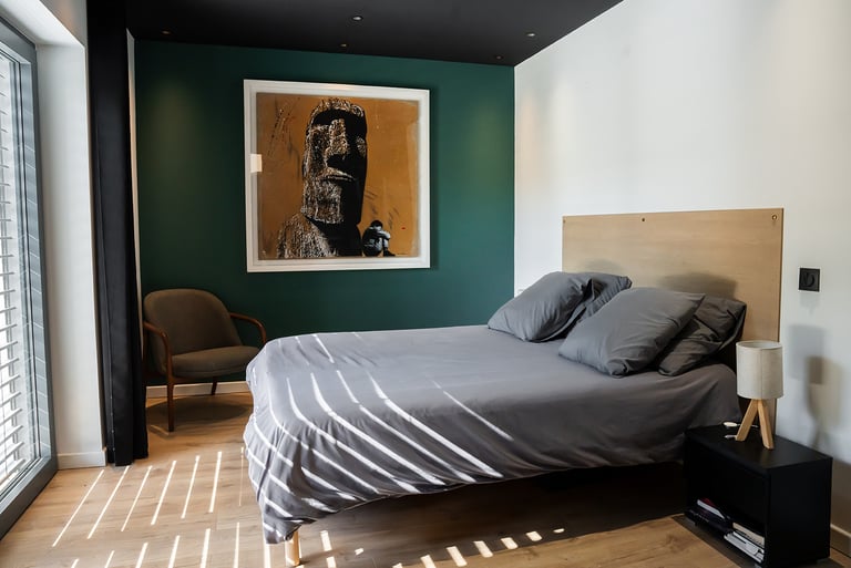 chambre design moderne plafond noir