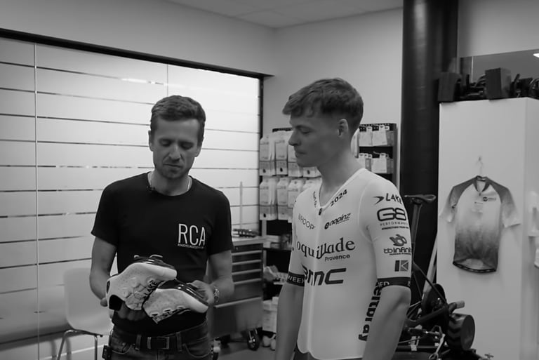 Karl Guillois en session d'analyse posturale avec Neill Stanbury lors de son bike fit clinique