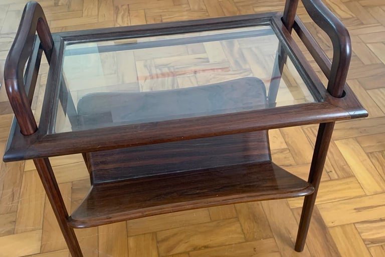 Porta-revistas com bandeja removível em mesinha de imbuia antiga