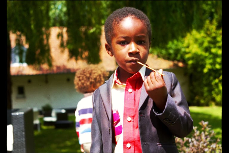 Garçon en costume chic | rollbak | Photographe mariage Hauts de France