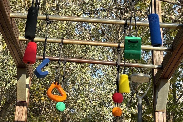 Agarres OCR básicos Primal Xpirit colgados en estructura exterior