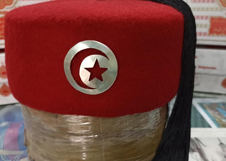 chéchia tunisienne ornée du drapeau tunisien. culture et traditions tunisiennes