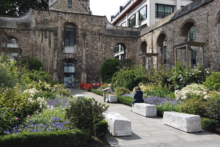City of London private walking tour - nature and architecture - garden in ruins