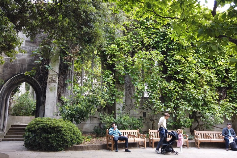 City of London private walking tour - nature and architecture - medieval ruins
