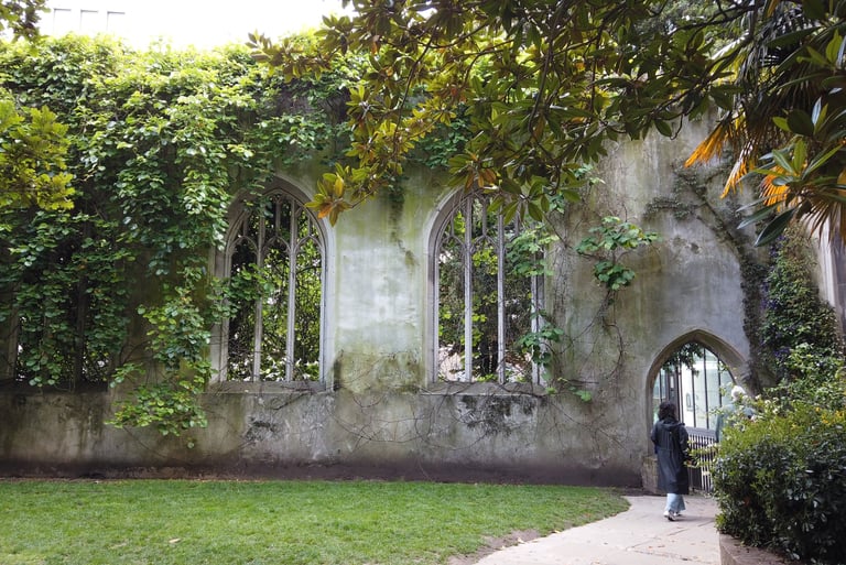 City of London private walking tour - nature and architecture - St dunstan in the east