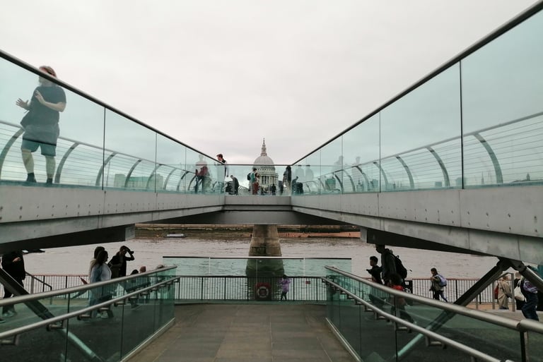 Discover London private walking tour - hidden gems - Millennium Bridge